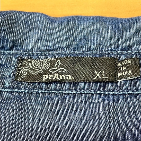 Prana Women’s Tencel Button Front Shirt/Top/Blouse XL Blue Denim Chambray EUC - Picture 2 of 12